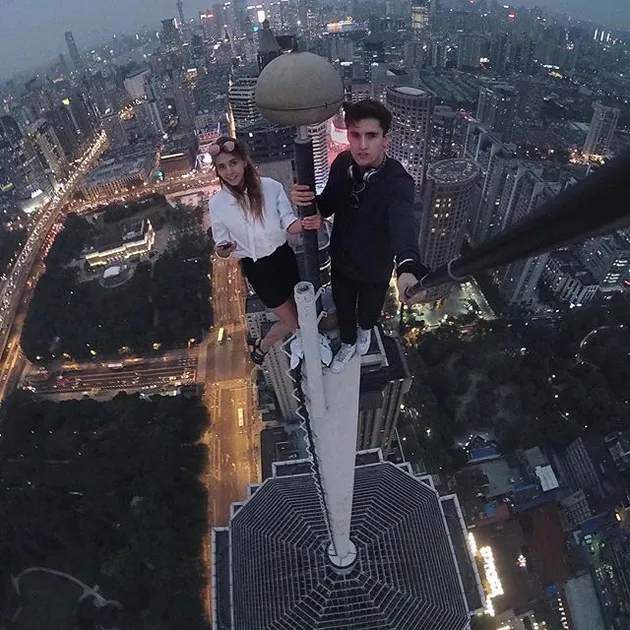daredevil, roofing, panjat gedung, foto menakutkan, foto panjat gedung, Angela Nikolau, Ivan Beerkus