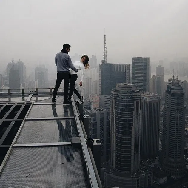 daredevil, roofing, panjat gedung, foto menakutkan, foto panjat gedung, Angela Nikolau, Ivan Beerkus