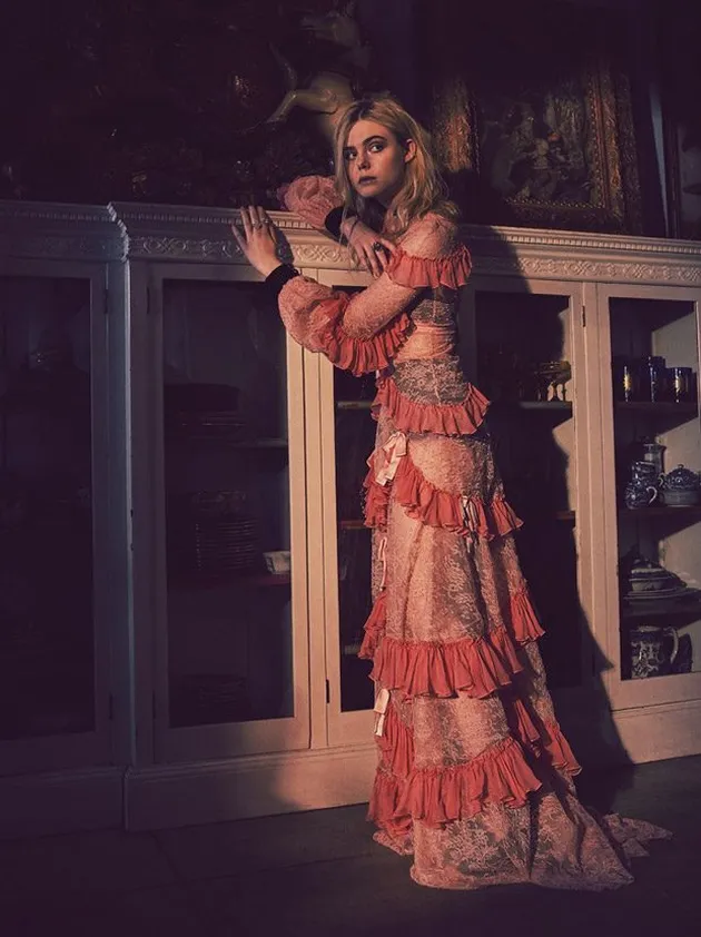 Elle Fanning tampil ala Peri Musim Dingin