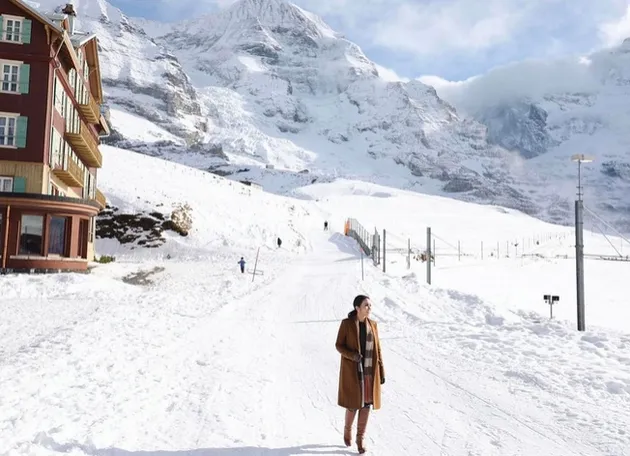 Momo Geisha liburan ke Swiss