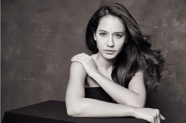 Rambut panjang indah Pevita Pearce