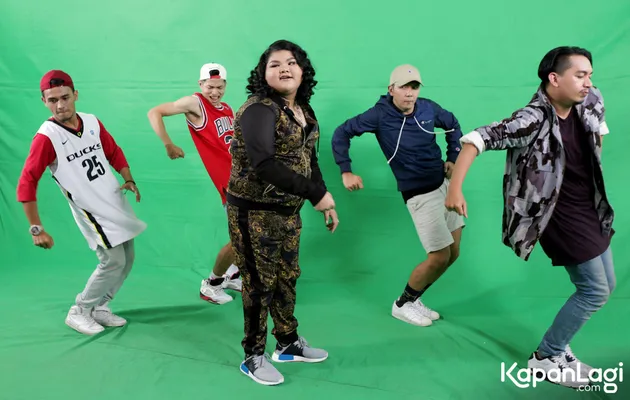 Rencananya, single dan video klip ini akan dirilis pada acara ulang tahun ke-17 Aleta pada tanggal 21 Juli. Ia juga akan merilis bisnis produk parfum miliknya yakni Aleta Molly Perfume.