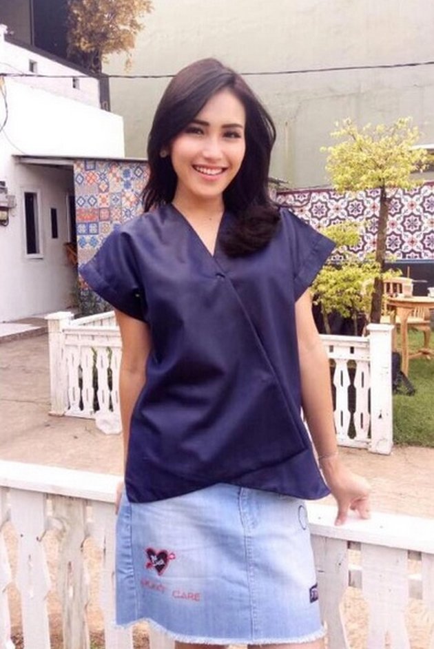 Foto Bisnis Fashion Ini Penampilan Simple Kece Ayu Ting Ting Kapanlagi Com