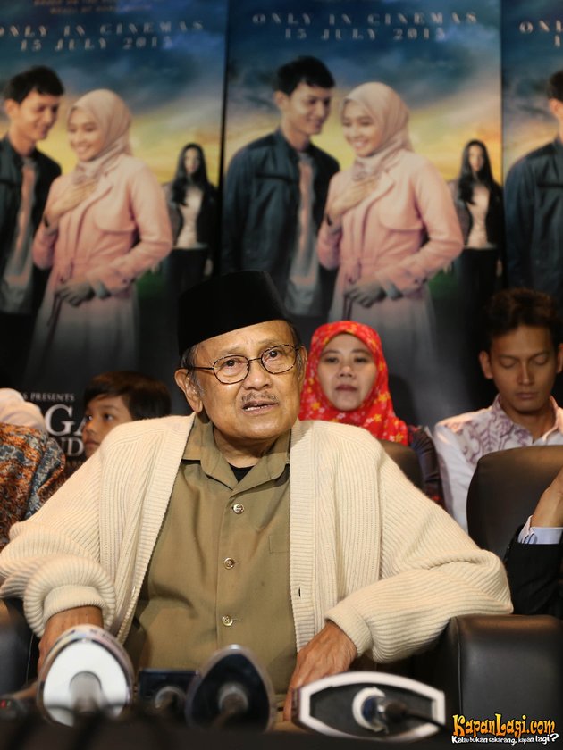 Siapa yang nggak salut dengan pemikiran BJ Habibie dan peran yang telah dilakukannya untuk Indonesia? Di usia yang tak lagi muda, Habibie masih menyempatkan diri mengapresiasi film Indonesia.
