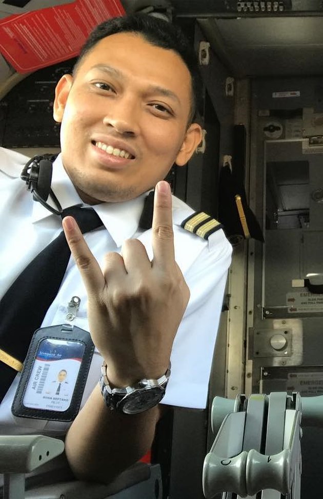 Former Badminton Player Bona Septano and Late Markis Kido's Brother, Now Becomes a Handsome Pilot