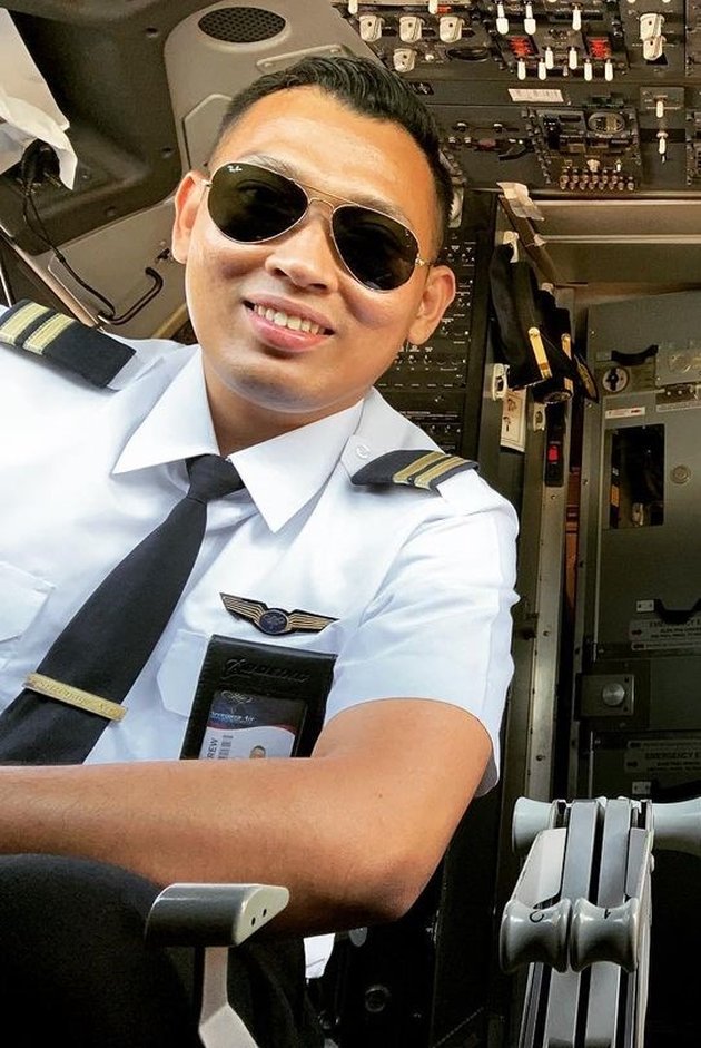 Former Badminton Player Bona Septano and Late Markis Kido's Brother, Now Becomes a Handsome Pilot