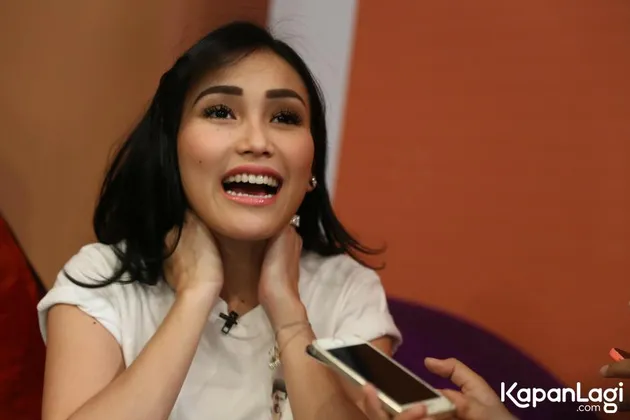 Kehidupan selebriti memang selalu menjadi pusat perhatian publik. Tak heran jika memang mereka kerap diterpa isu yang tak menyenangkan. Sama halnya dengan yang dirasakan pedangdut cantik Ayu Ting Ting.
