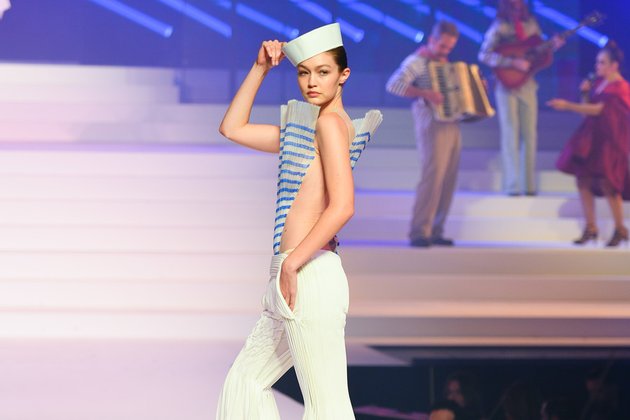 PHOTO: Braless on the Catwalk at Paris Fashion Week, Bella & Gigi Hadid Coordinated in Transparent Clothes