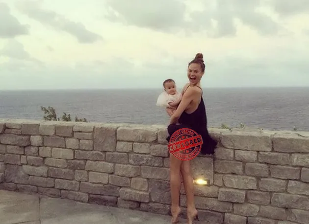 Chrissy Teigen bugil