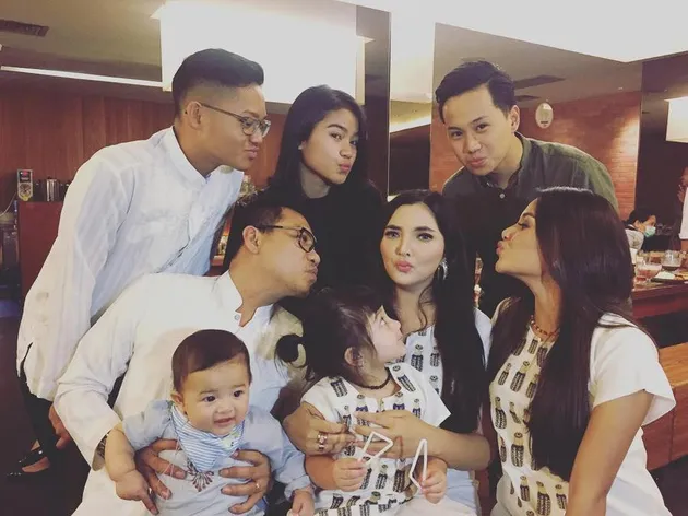 Buka Bersama Keluarga Anang Ashanty