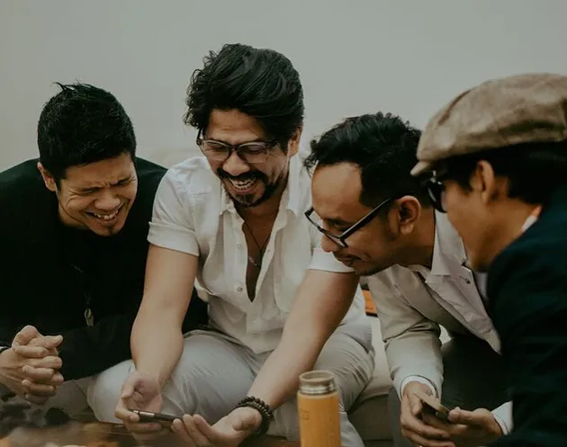 Jalur musik yang dipilih 'The Dance Company' adalah pop-rock. Jika KLovers sudah mengenal band ini pasti tau dong lagu andalannya. Ya, 'Papa Rock n Roll'.