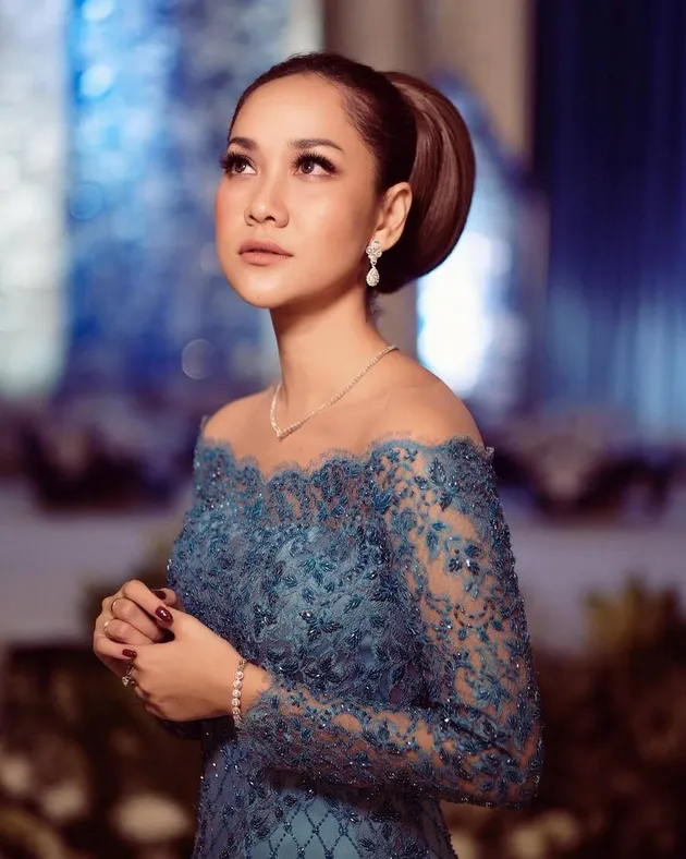 bcl pakai kebaya