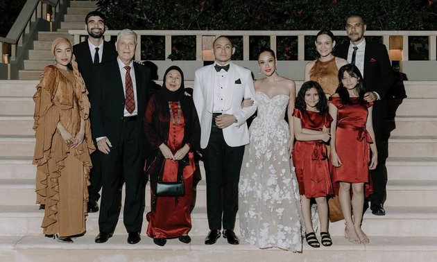 Photo of Bunga Citra Lestari with Complete Family of Ashraf at Her Wedding, Her Beautiful Nieces