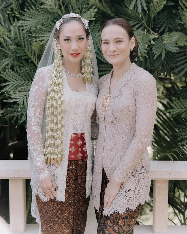 Photo of Bunga Citra Lestari with Complete Family of Ashraf at Her Wedding, Her Beautiful Nieces