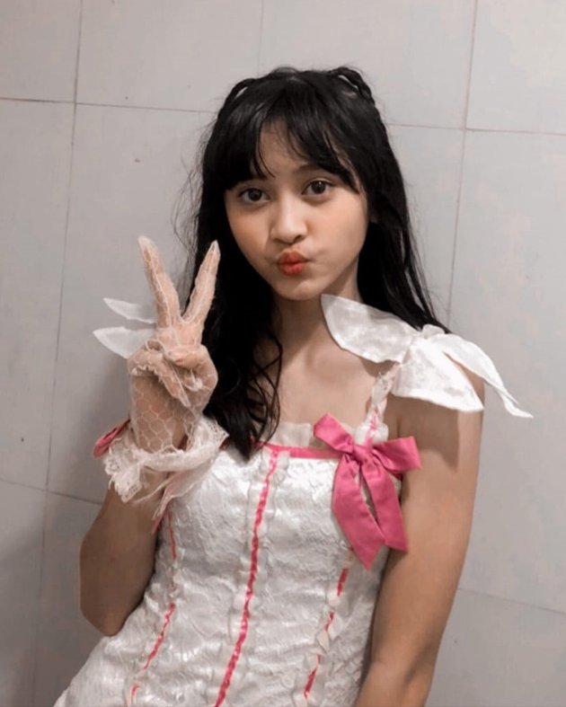 Foto Caitlyn Gwyneth, the Youngest Member of JKT48 who is Only 11 Years Old, Her Voice is Good and She Likes Playing Slime