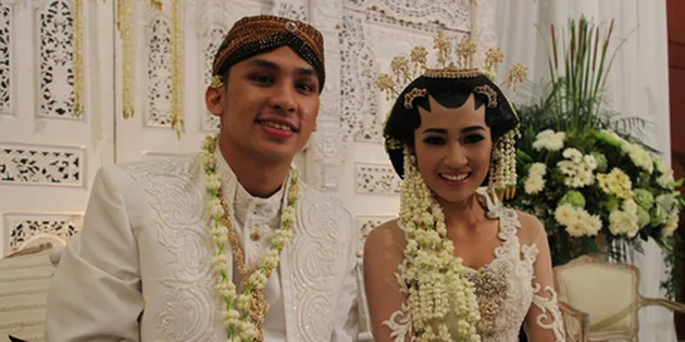 selebriti menikah, pernikahan selebriti, elebriti yang menikah dengan adat jawa