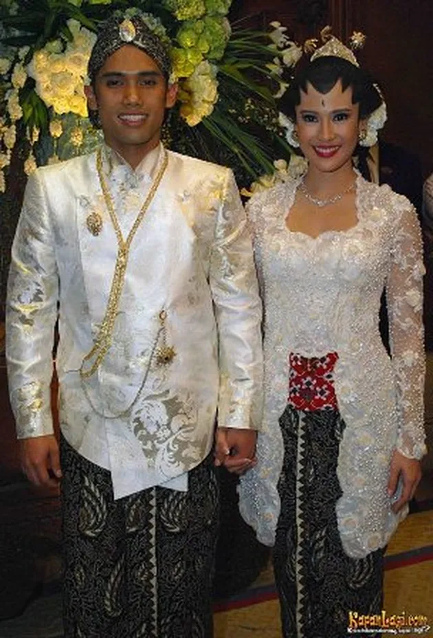 selebriti menikah, pernikahan selebriti, elebriti yang menikah dengan adat jawa