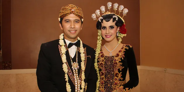 selebriti menikah, pernikahan selebriti, elebriti yang menikah dengan adat jawa