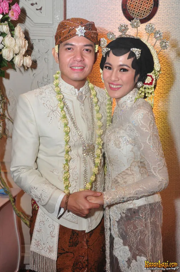 selebriti menikah, pernikahan selebriti, elebriti yang menikah dengan adat jawa