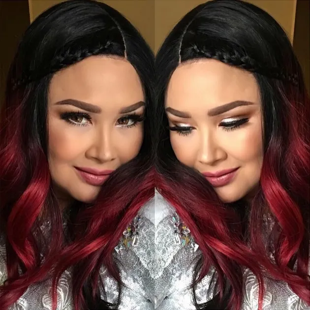 Penyanyi Diva Indonesia yakni Titi DJ kerap kali tampil di atas panggung dengan mengenakan wig. Seperti pada foto ini, Titi DJ terlihat makin awet muda dengan wig hitam panjang dengan ombre merah.