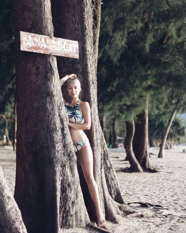 Jennifer Bachdim Cantik Berbikini