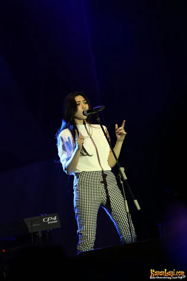 Foto: Cantik Casual-nya Isyana di Jazz Festival Bikin \&#039;Galau\&#039;!