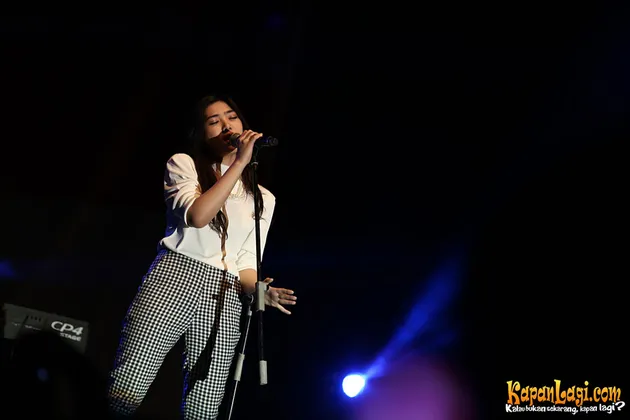 Foto: Cantik Casual-nya Isyana di Jazz Festival Bikin \&#039;Galau\&#039;!