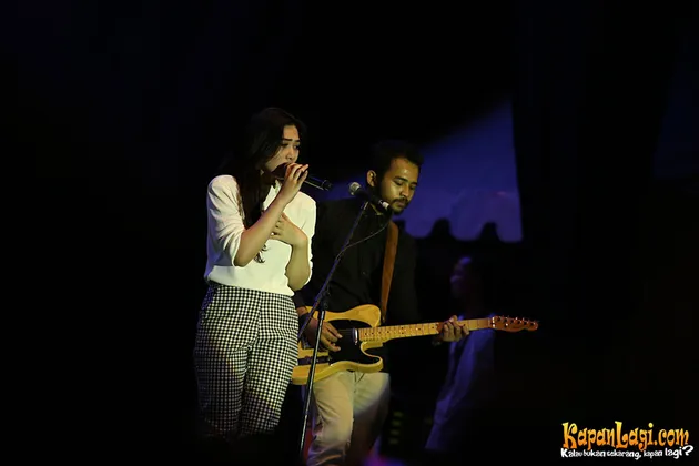 Foto: Cantik Casual-nya Isyana di Jazz Festival Bikin \&#039;Galau\&#039;!