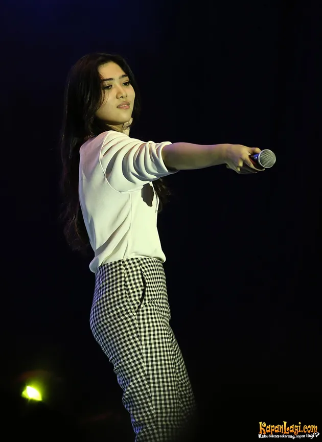 Foto: Cantik Casual-nya Isyana di Jazz Festival Bikin \&#039;Galau\&#039;!