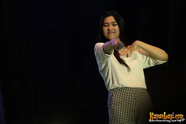 Foto: Cantik Casual-nya Isyana di Jazz Festival Bikin \&#039;Galau\&#039;!