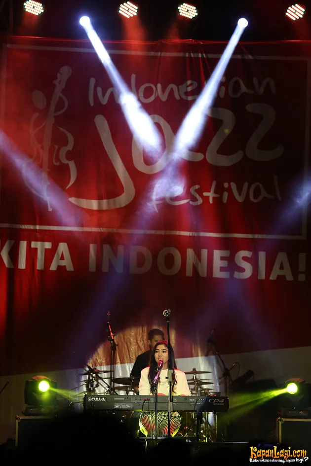 Foto: Cantik Casual-nya Isyana di Jazz Festival Bikin \&#039;Galau\&#039;!