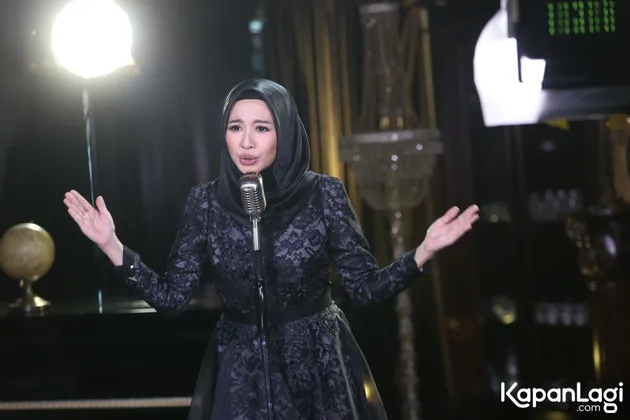 Beginilah tampilan Bella untuk keperluan syuting klip 'Surga Yang Kurindukan'. Cantik dengan longdress hitam penuh dengan aksen brokat yang anggun dan elegan.