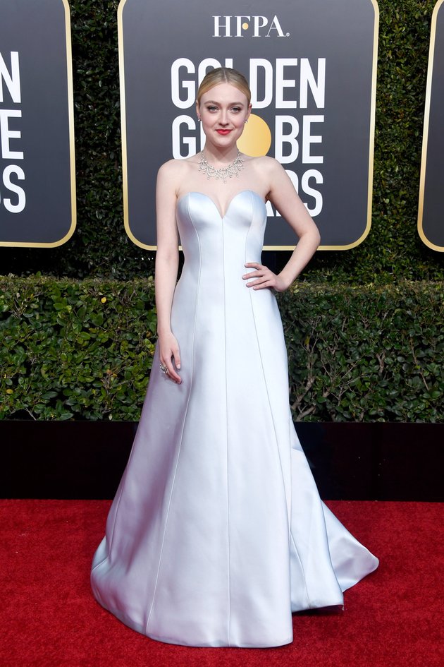 Seperti inilah penampilan Dakota Fanning di red carpet Golden Globes 2019. Aktris cantik asal Amerika Serikat ini terlihat sempurna dengan dress rancangan Armani Prive.