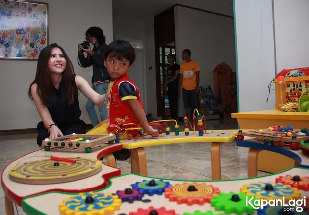 Olivia Lubis Kunjungi Penderita Kanker