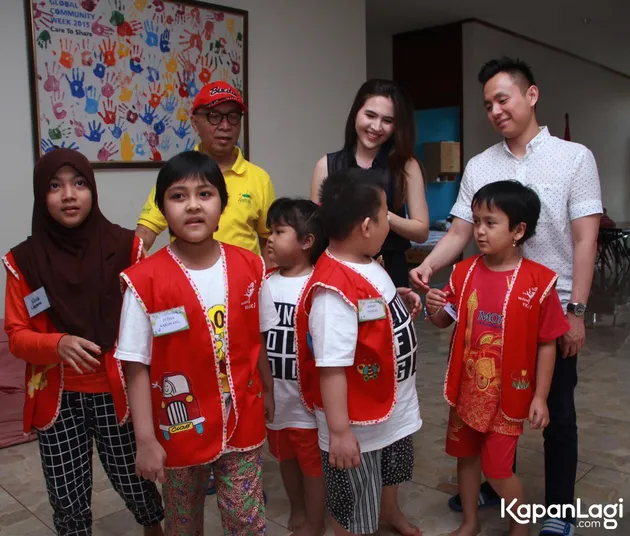 Olivia Lubis Kunjungi Penderita Kanker