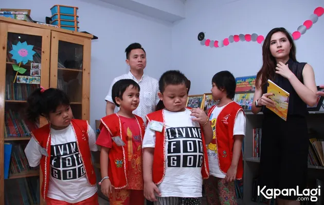 Olivia Lubis Kunjungi Penderita Kanker