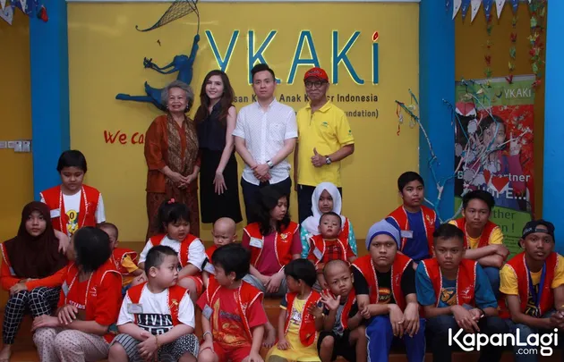 Olivia Lubis Kunjungi Penderita Kanker