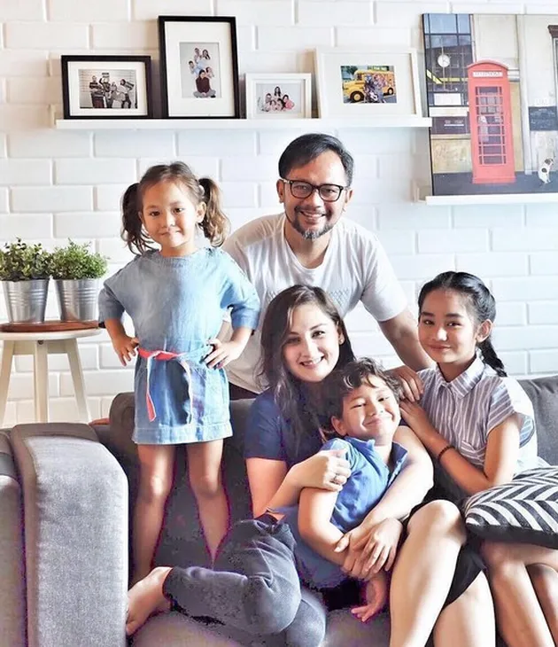 Nala, Putri Bule Mona Ratuliu