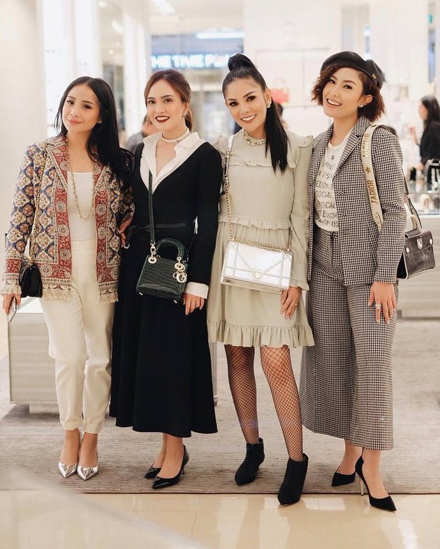 Seperti ini penampilan cantik dan kompak Nagita Slavina, Shandy Aulia, Nindy, dan Ayu Dewi di event Dior Indonesia.