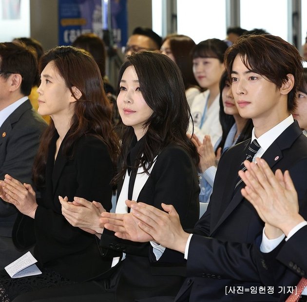 Photo of Cha Eun Woo and Kim Keon Hee, the Beautiful Wife of the President of South Korea, a Visual Combo!
