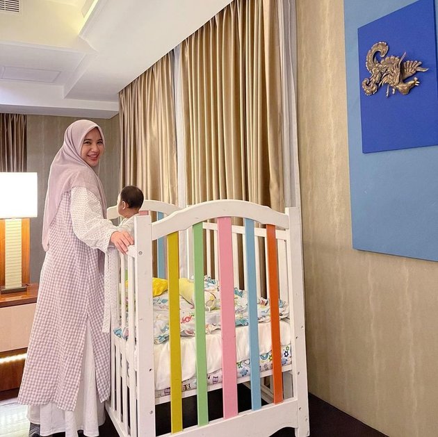 Chacha Frederica's Staycation Photo at a Luxury Hotel, Her Child's Face Still Hidden