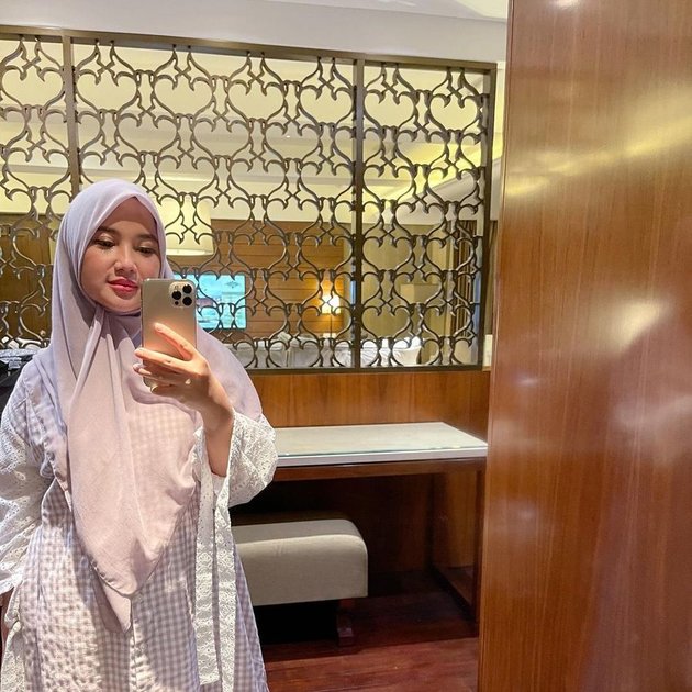 Chacha Frederica's Staycation Photo at a Luxury Hotel, Her Child's Face Still Hidden