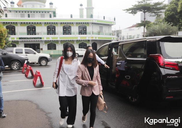 Chandrika Chika memenuhi panggilan polisi. Didampingi dua pria dan satu wanita, Chandrika tiba di Polres Metro Jakarta Selatan sekitar pukul 13.30 WIB, Kamis (21/4/2022).