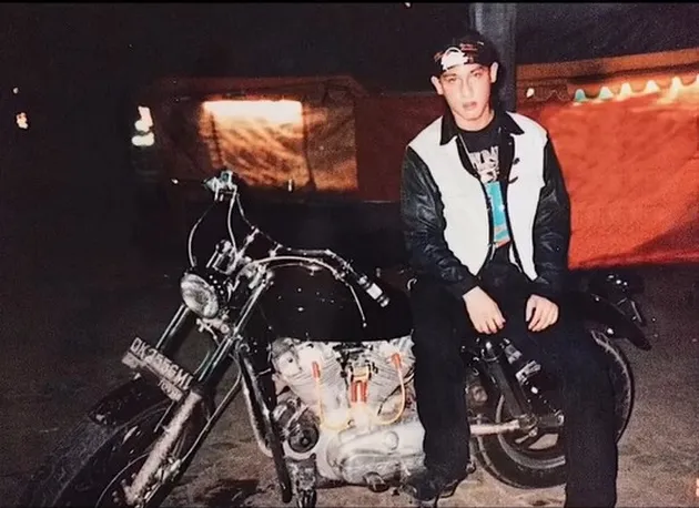 Chef Juna duduk di atas motor