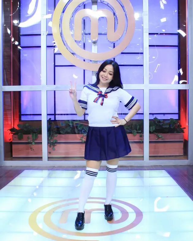 Foto Chef Rinrin Marinka Cosplay Ala Anak Sekolah di Jepang yang Jadi Sorotan