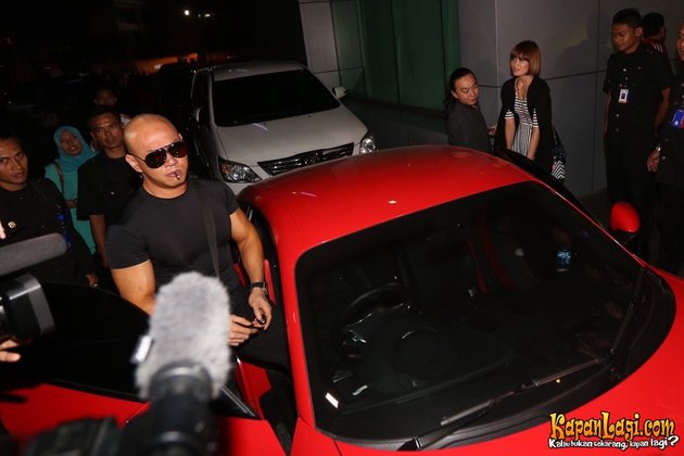 FOTO: CHIKA JESSICA TERTANGKAP NAIK MOBIL MEWAH BARENG 