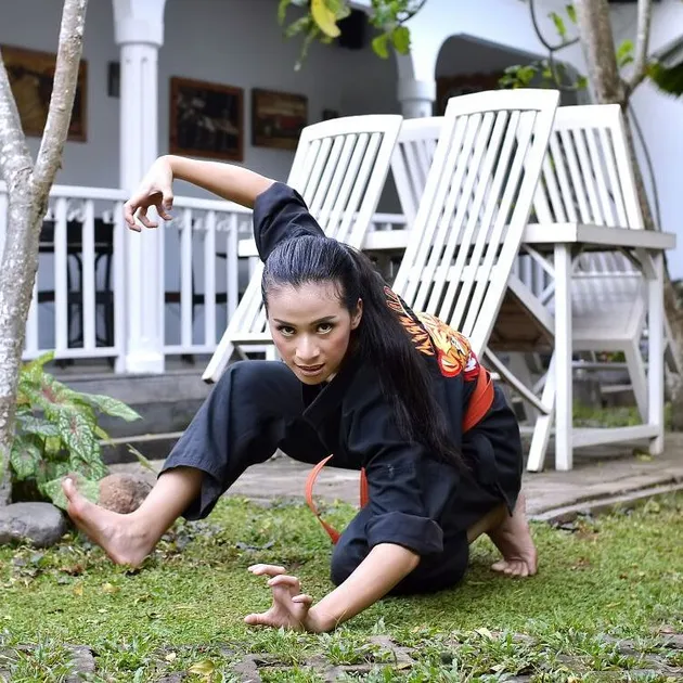 Chintya Candranaya, cewek kuat yang bisa push up 1 jari