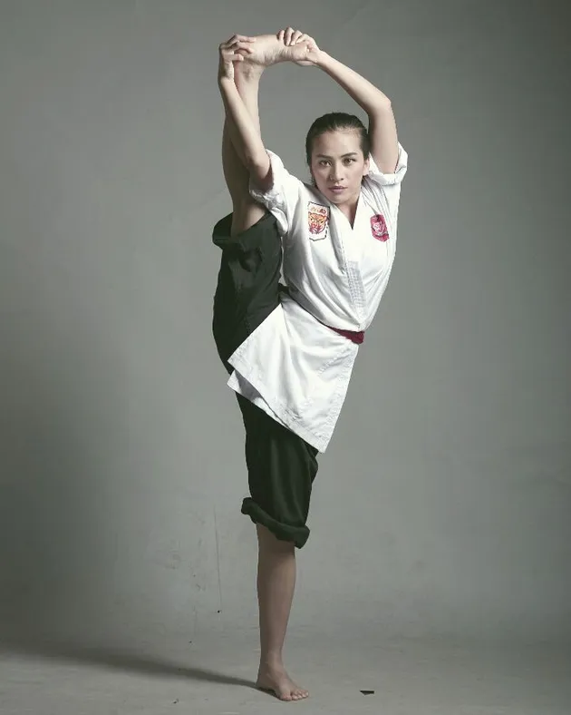 Chintya Candranaya, cewek kuat yang bisa push up 1 jari