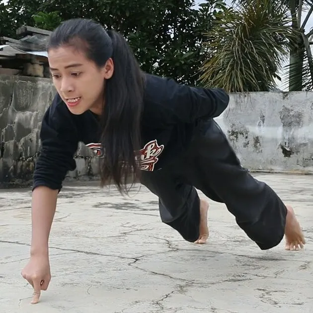 Chintya Candranaya, cewek kuat yang bisa push up 1 jari