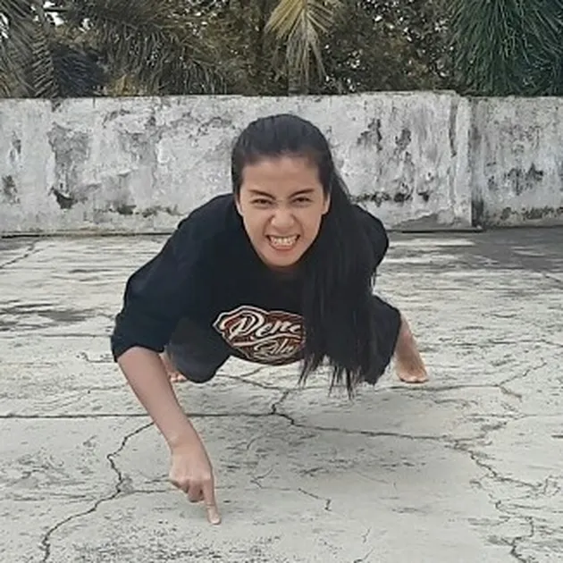 Chintya Candranaya, cewek kuat yang bisa push up 1 jari